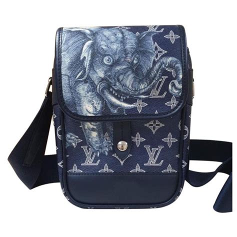 LOUIS VUITTON Monogram Savanna Elephant Chapman .